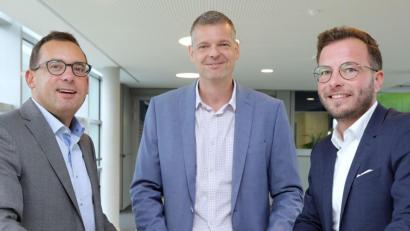 Bild: Wolfgang Steinbacher
Sie präsentieren die neue Leserreisen-Kooperation: Thomas Ludwig, stellvertretender Vorstandssprecher VR-Bank Nordoberpfalz, Thomas Huber, Oberpfalz-Medien-Verlagsleiter und Tobias Kaltenecker, Bereichsleiter der VR-Bank Nordoberpfalz.