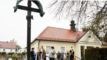 Bild: JOCHEN NEUMANN 
ERBENDORF
Pfarrer Martin Besold (mitte) segnete im Friedhof die Gräber. Mit auf dem Bild die Lektorinnen (von links) Siegrid Heining und Ulrike Heid.