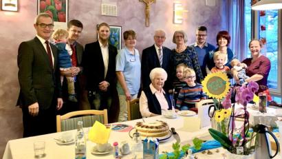 Bild: jzk
Nicht nur Bürgermeister Werner Nickl (links) und der stellvertretende Pflegedienstleiter Kevin Wienerl (Dritter von links), sondern auch mehrere Familienmitglieder gratulierten Linda Oppelt (links sitzend) zu ihrem 100. Geburtstag.