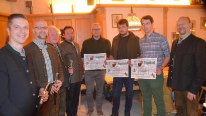 Bild: fz
Von Eduard Forster nahmen die drei Jungjäger Johannes Melzner, Daniel Gissibl und Andreas Hösl im Beisein des Kreisvorsitzenden Christian Ertl (von rechts) und der drei Paten nach dem Jägerschlag den Jagdbrief entgegen.