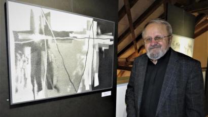Bild: ubb
Der renommierte Künstler Jiri Jun freute sich darüber, in Waldsassen ausstellen zu können. Auch weil ihm der Dialog zwischen den Menschen sehr wichtig ist.