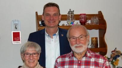 Bild: sm
Werner Schumacher (vorne, rechts) feiert 75. Geburtstag. Auch Bürgermeister Ernst Schicketanz gratuliert.