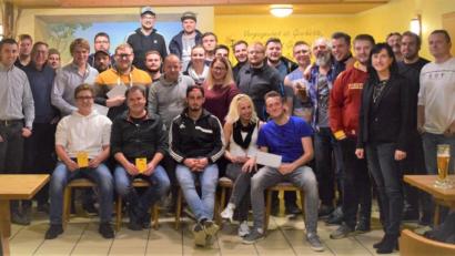 Bild: bey
Die Junge Union Parkstein mit ihrem Vorsitzenden Michael Gleißner (links) lud zum 20. Mal zum Preiswatten.