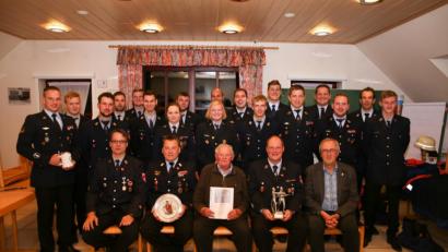 Bild: egl
Die Beförderten und Geehrten gemeinsam mit den Vorsitzenden, Kommandanten und dem Bürgermeister Franz Mädler.