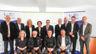 Bild: exb
Die Teilnehmer der konstituierenden Sitzung des Alia-Kuratoriums (stehend, von links): Bürgermeister Ludwig Biller, Professor Bernd Seeberger, Dagmar Wagner, Staatsministerin a. D. Emilia Müller , Professor Hermann Brandenburg, Staatsminister a. D. Thomas Goppel, Lars Engel, David Rester; (sitzend, von links) Kornelia Schmid, Eckhard Feddersen, Jos de Blok, Christian Engel.