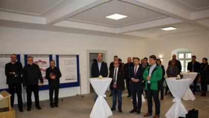 Bild: bjp
An der Einweihungsfeier des Jugendwohngruppenhauses "Meierhof" im künftigen gemeindlichen Seminarraum und Trauungszimmer nehmen auch (von links) Landrat Andreas Meier, die Geistlichen Edmund Prechtl und Hartmut Klausfelder sowie (vorn Zweiter und dritter von rechts) Landtagsabgeordneter Tobias Reiß und Verwaltungsgemeinschaftsvorsitzender Werner Walberer teil. Vorn rechts "Learning Campus"-Co-Geschäftsführer Benjamin Zeitler.