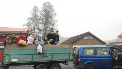 Bild: edo
Sowohl der Kleinbus als auch der Hänger sind nach einigen Stunden mit Kleidung und Papier gefüllt. Das Sammelgut bringen die Mitglieder der Katholischen Landjugendbewegung im Anschluss in die Missionshalle Kemnath beziehungsweise nach Burggrub zu Hans Karl.