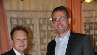 Bild: ak
Die UBV möchte Christian Porsch (links) als Chef im Rathaus. Vorsitzender Christian Bäß (rechts) gratulierte dem designierten Kandidaten zum eindeutigen Votum der Mitglieder.