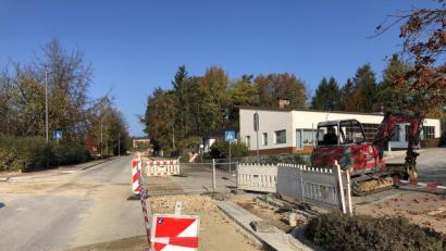 Bild: wec
Blick von der Hauptstraße beim Zebrastreifen nach oben. Noch in dieser Woche beginnen die Asphaltierungsarbeiten und die Arbeiten an den Anschlüssen der Wasserleitungen. Deshalb kommt es solange immer wieder einmal zu Sperrungen des Wassers in den betroffenen Straßen, heißt es.