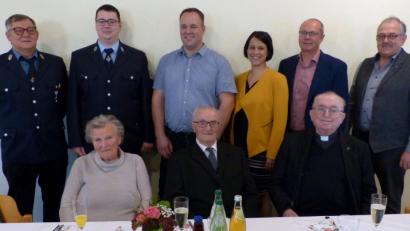 Bild: lgc
Ihren "175. Geburtstag" feiern Hildegard und Alfons Nickl (vorne, von links) mit vielen Gratulanten. Darunter sind Bruder Josef Nickl (vorne, rechts) Bischöflicher Geistlicher Rat und Studiendirektor a. D., sowie (hinten, von links) die Feuerwehr-Vorsitzenden Hans und Marcel Schmid, Klemens Renner vom Pfarrgemeinderat, CSU-Ortsvorsitzende Tanja Renner mit Wolfgang Biersack und Bürgermeister Gerhard Löckler.