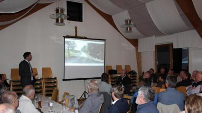Bild: mnt
Bauoberrat Martin Stahr (vorne, links) referierte über Möglichkeiten innerhalb einer Flurneuordnung.Das Interesse war groß an der Informationsversammlung für ein mögliches Verfahren Thanstein-Tännesried.
