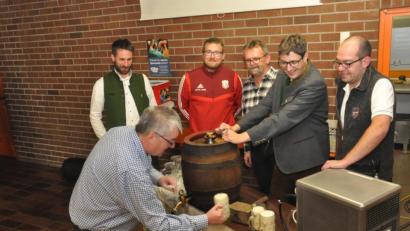 Bild: dob
Stellvertretender Vorsitzender Rainer Gebert (vorne) zapfte das Bockbier vom Fass an. Braumeister Uli Scheuerer (links) wich aber nicht von seiner Seite und überwachte das Handeln. Vorsitzender Uli Münchmeier (Zweiter von rechts) überließ Gebert bei dieser Aktion gerne den Vortritt.