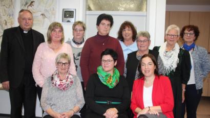 Bild: kro
Das neugewählte Vorstandsteam des Katholischen Frauenbunds Tirschenreuth mit (vorne von links) den drei Vorsitzenden Christa Stock, Barbara Schmid und Christine Bernreuther sowie (hinten von links) Pfarrer Georg Flierl, Maria Stich, Rosi Mandry, Brigitte Forster, Olga Luft, Edith Franz, Elfriede Bredtl und Bezirksvorsitzender Monika Sommer.