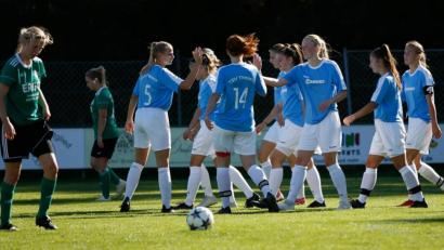Bild: Markus Venzl
Die Fußballerinnen des TSV Theuern freuen sich über einen 3:0-Sieg gegen den SV Thenried und den Sprung auf Rang eins der Landesliga Süd.