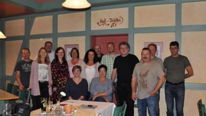 Bild: exb
Die 14 Teilnehmer am Schülertreffen, die 1977 als Abc-Schützen in Freihung eingeschult worden waren.