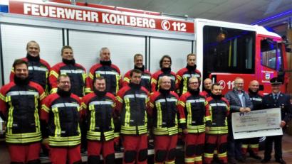 Bild: jml
Ein starkes Team zum Retten, Löschen, Schützen und Bergen steht da in brandneuen Schutzanzügen vor dem Einsatzfahrzeug. Vorstand Hermann Prechtl übergibt den 4 500-Euro-Scheck des Feuerwehrvereins an die Bürgermeister Gerhard List und Rudolf Götz (von rechts). Die Kommandanten Matthias List und Josef Fischer (links daneben) stecken ebenso wie zweiter Vorstand Andreas Fischer (links hinten) und der zweite Bürgermeister bereits in der neuen Uniform.