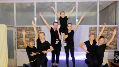 Bild: do
Premiere feiern sieben junge Leute aus Schlammersdorf, Eschenbach und Grafenwöhr bei einer "Night of the Dance" im Bürgerhaus Schlammersdorf. Das gut abgestimmte Ensemble präsentiert dem staunenden Publikum eine feurige Tanzshow.