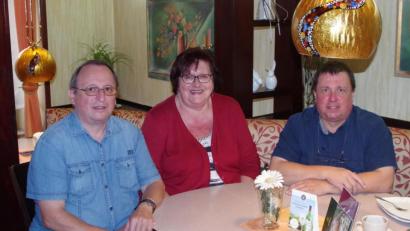 Bild: njn
Christine Trenner (Mitte) von der Steinwald-Allianz begrüßte die glücklichen Gewinner (von links) Holger und Dirk Finster in der Steinwaldstadt.