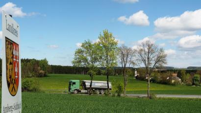 Bild: Petra Hartl
Im Hintergrund das Kirchlein Maria Schnee, davor die B 299. Westlich davon soll das über 100 Hektar große interkommunale Gewerbegebiet beginnen. Die gemeinsame Idee ist es, dieses Areal strategisch für die Ansiedlung großer Betriebe mit hohem Flächenbedarf vorzuhalten.