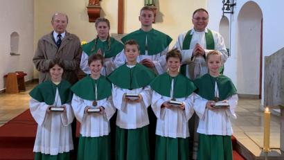 Bild: mez
Die neuen Ministranten der Herz-Jesu-Pfarrgemeinde (vorne von links) sind Marlene Schlicht, Jakob Prechtl, Felix Bock, Benedikt Prechtl und Leni Melzner. Mit ihnen freuten sich (hinten von links) Mesner Albert Wolf, Lea Wolf, Johannes Porst und Pfarrer Markus Bruckner.