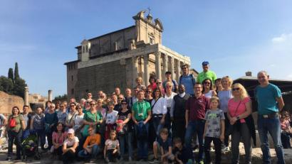 Bild: gri
Die Reisegruppe aus Freudenberg im Forum Romanum vor dem Tempel des Antonius und der Faustina. Heute ist hier die Kirche San Lorenzo die Miranda untergebracht.
