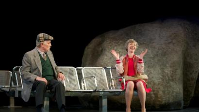 Bild: Christian Enger
Charles Brauer und Anna Stieblich erzählen im Stadttheater die Geschichte einer ungewöhnlichen Beziehung zwischen einer Frau, die mitten im Leben steht, und einem deutlich älteren Mann.