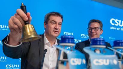Bild: Peter Kneffel/dpa
Markus Söder (l), CSU-Parteivorsitzender und Ministerpräsident von Bayern und Markus Blume (r), CSU-Generalsekretär, sitzen zu Beginn der CSU-Vorstandssitzung auf ihren Plätzen. Neben der obligatorischen Besetzung von Posten im Präsidium und die Bestätigung von Blume steht die aktuelle Personaldebatte in der CDU nach der Wahlpleite in Thüringen ganz oben auf der Tagesordnung.