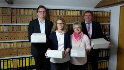 Bild: Stefanie Gradl
Bürgermeister Hans-Martin Schertl (rechts) und Irene Felkl freuen sich, dass Hanni Schertl (Zweite von rechts) den interkommunalen Archivar David Austermann unterstützt.