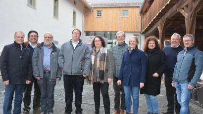 Bild: jr
Eine exklusive Führung erhielt diese Besuchergruppe im nahezu baulich fertiggestellten Informations- und Begegnungszentrum Konnersreuth. Mit dabei waren (von links) Bürgermeister Max Bindl, Architekt Gerhard Plaß, Pfarrseelsorger Pater Benedikt Leitmayr, Bezirksheimatpfleger Dr. Tobias Appl, Kreisheimatpflegerin Maria-Magdalena Stöckert, Innenarchitekt Josef Starkl, die wissenschaftlichen Mitarbeiterinnen Alice Rath und Elisabeth Vogl, sowie Geschäftsleiter Markus Troesch und Uwe Rosner, Vorsitzender des Fördervereins.
