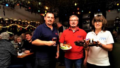 Bild: arw
Bürgermeister Markus Ludwig mit Roséwein, Kommandant Gert Kraus mit einer Brotzeit und zweite Vorsitzende Birgit Kraus mit einer Runde Schnaps (von links) sin d mit dem Zuspruch zum Weinfest zufrieden.