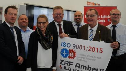 Bild: gf
Stolz auf ihre „Ohne Wenn und Aber“-Zertifizierung sind die Geschäftsführer Stefan Neppl (links) und Tanja Richthammer, die Qualitätsmanagementbeauftragten Alexander Reiser (Zweiter von links) und Andreas Uber (rechts), Leitstellenleiter Stefan Brunner (Dritter von rechts) und OB Michael Cerny (Mitte). Die Zertifizierung erfolgte durch Auditor Edgar Hoffmann (Zweiter von rechts).