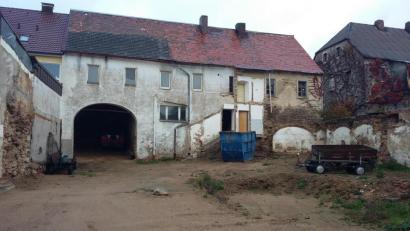 Bild: fla
Es tut sich einiges in der Gemeinde, auch am und im Anwesen Marktplatz 13 (rückwärtige Ansicht von der Hauergasse aus).