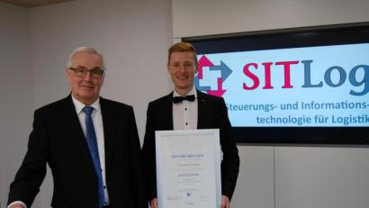 Bild: sm
SITLog-Chef Wolfgang Hausner (links) gratuliert seinem Azubi Alexander Pamler.