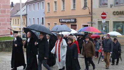 Bild: Bernd Müller
Den Zug der Evangelischen Männerbünde Sulzbach und Rosenberg führen (erste Reihe, von links), Dekan Karlhermann Schötz, Regionalbischof Klaus Stiegler und Bürgermeister Michael Göth an.