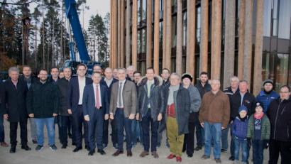 Bild: flt
Die Besuchergruppe um (vorne von links) Bürgermeister Lothar Müller, JU-Kreisvorsitzenden Matthias Grundler, Europaabgeordneten Christian Doleschal, MdL Tobias Reiß, stellv. Landrat Roland Grillmeier, MdB Albert Rupprecht und Bezirksrat Toni Dutz ließen sich von den Prokuristen Michael Wachsmann (Zweiter von links) und Andreas Sandner den beeindruckenden Neubau der Ziegler Group präsentieren.