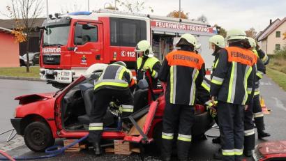 Bild: rab 
Mit vereinten Kräften den Verunglückten so schonend wie möglich aus dem Unfallwrack zu retten: Das übten Aktive der Feuerwehr Freihung bei ihrem Ausbildungsnachmittag.