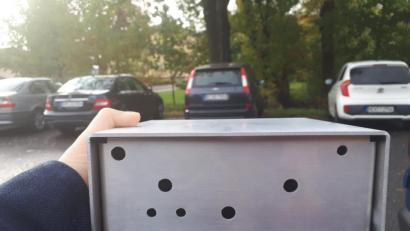 Bild: BSZ Wiesau/exb
Nach ihren Besuchen in Jachýmov und Flossenbürg machten sich die Berufsschüler aus Tschechien und der Oberpfalz an den Nachbau des Häftlingsradios. Ein kleiner Kasten aus Metall bildet das Gehäuse.