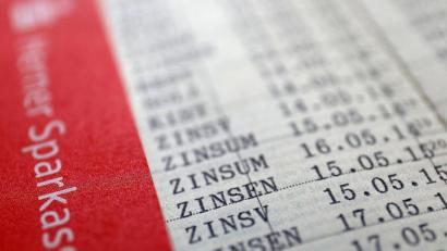Symbolbild: Oliver Berg
Niedrige Zinsen machen nicht nur den Banken zu schaffen.