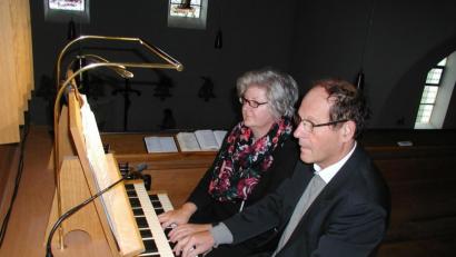 Bild: ld
Corinna Lüers und Michael Pfeiffer spielten auf der Weimbs-Orgel in der Brander Pfarrkirche Werke von Johann Sebastian Bach, Felix Mendelssohn, Franz Schubert, Max Reger und Louis J.A. Lefébure-Wely.