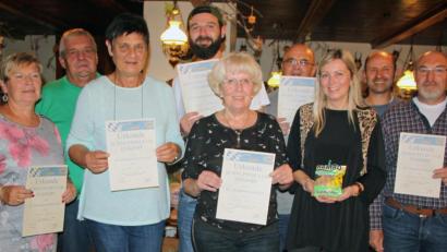 Bild: sön
Die Meister (von links): Platz drei bei den Damen errang Sonja Wein, 2. Vorsitzender Ludwig Hauer, Vizemeisterin Rita Hauer, Herrenmeister Matthias Stauber, Damenmeisterin Christa Koller, Vorsitzender und Herrenvizemeister Arnold Hiltl, Trostpreisempfängerin und Erstschnupferin Simone Singer. Der Trostpreis bei den Herren ging an Neuschnupfer Hans Ram und Michael Scharl errang den 3. Platz bei den Herren.