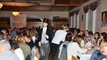 Bild: fjo
Höchsten Genuss für alle Sinne kredenzt das Ovigo-Theater aus Regensburg beim "Dinner for Killer" im voll besetzten Saal beim "Binnerschreiner" zum Auftakt einer kleinen Tour durch die nördlichen Oberpfalz.