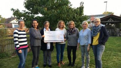Bild: exb
Bei der Übergabe des symbolischen Schecks, von links Monika Mittereder, Cordula Heinzl, Dr. Annemarie Schraml, Monika Müller, Christine Eckert, Marianne Gmeiner und Sabine Schiml.
