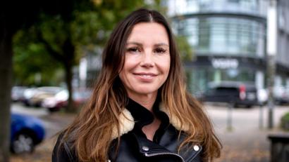 Bild: Hauke-Christian Dittrich/dpa
Teresa Enke, Vorsitzende der Robert-Enke-Stiftung, steht vor der HDI-Arena. Am 10. November jährt sich der Suizid ihres Mannes Robert Enke, der sich im Alter von 32 Jahren das Leben nahm, zum zehnten Mal.