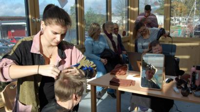 Bild: grm
Mit Begeisterung nehmen Bewohner der Förderstätte im HPZ in Irchenrieth das Angebot des Friseursalons "Goldene Schere" aus Pfreimd für ein kostenloses Styling an. Die Frisörinnen Hannah Bauer und Erika Wagner opfern dafür lobenswert ihre Freizeit.
