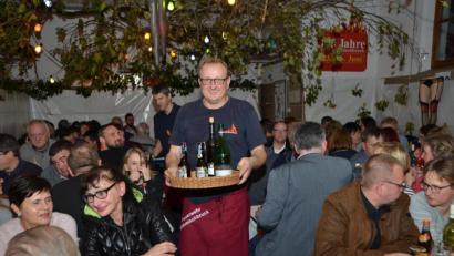 Bild: dob
Ein volles Haus krönt das erste "Beinfest" der Feuerwehr Böhmischbruck. Vorsitzender Reinhard Wiesent strahlt angesichts dieses Erfolgs.