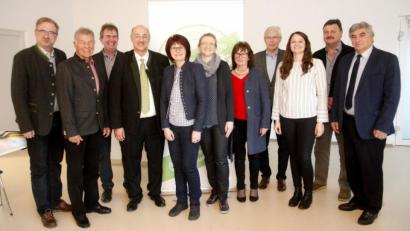 Bild: Hirsch
Bauernverbandsvertreter und Politiker im Gespräch (von links): Alexander Flierl, Joachim Hanisch, Josef Irlbacher, Josef Wittmann, Claudia Schmalzbauer, Manuela Pronath, Agnes Beer, Georg Mayer, Alexandra Gietl,Johann Hahn und Karl Holmeier.
