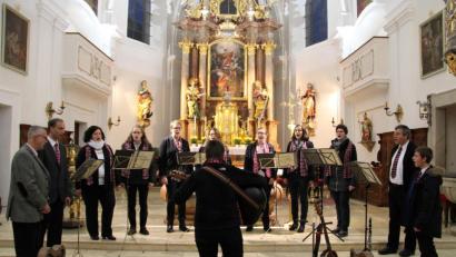 Bild: prh
Mit einem wunderschönen Benefizkonzert der Aktion "Lichtblicke" begeisterte der Chor "CantArt" knapp 350 Zuhörer in der Stadtpfarrkirche St. Georg.