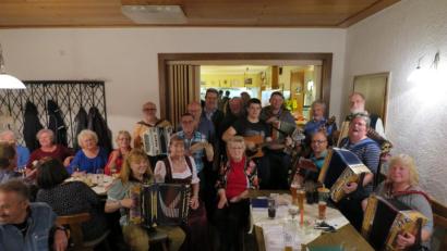 Bild: jzk
Ein großes Orchester, das keine Noten braucht, bildeten die Volksmusikanten beim Musikantentreffen im Gasthof „Zur Fantasie“.