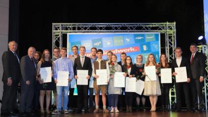 Bild: exb/Rudi Merkl
20 Gesellen aus Ostbayern haben bayernweit überzeugt. Es gratulieren der Präsident des Bayerischen Handwerkstages, Franz Xaver Peteranderl (links), HWK-Präsident Dr. Georg Haber (rechts) und HWK-Hauptgeschäftsführer Jürgen Kilger (Zweiter von links.).