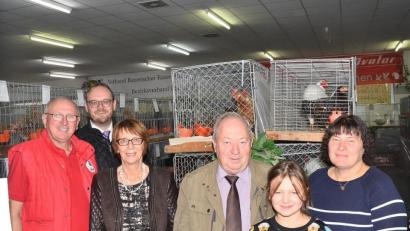 Bild: fjo
Gemeinsam eröffnen (von links) Ewald Zetzl, Andreas Meier, Margit Kirzinger, Willibald Roauer und Chrstine Welnhofer die 70. Oberpfälzer Bezirksgeflügelschau in der Pfreimdtalhalle des Waidhauser Kleintierzuchtvereins.